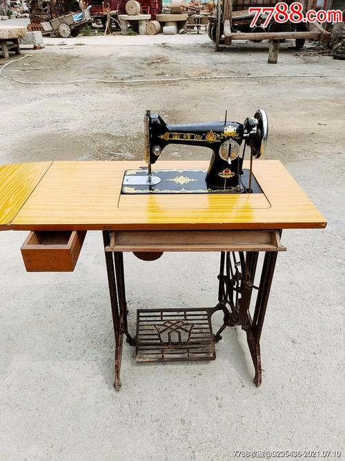 八十年代上海蜜蜂牌缝纫机保存完整全品能正常使用包老家庭自备民俗